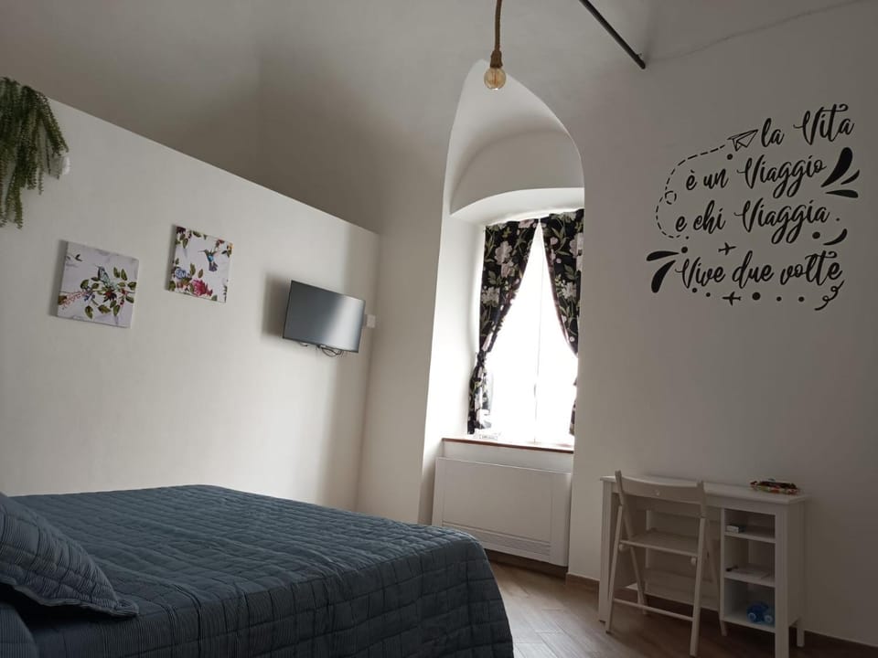 TV and multimedia, Photo of the whole room, Bedroom