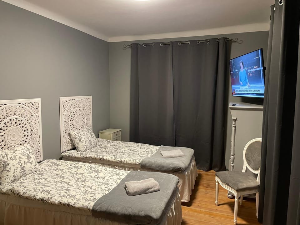 Bed, TV and multimedia, Photo of the whole room, Bedroom