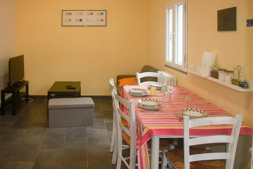 TV and multimedia, Kitchen or kitchenette, Living room, Seating area, Dining area
