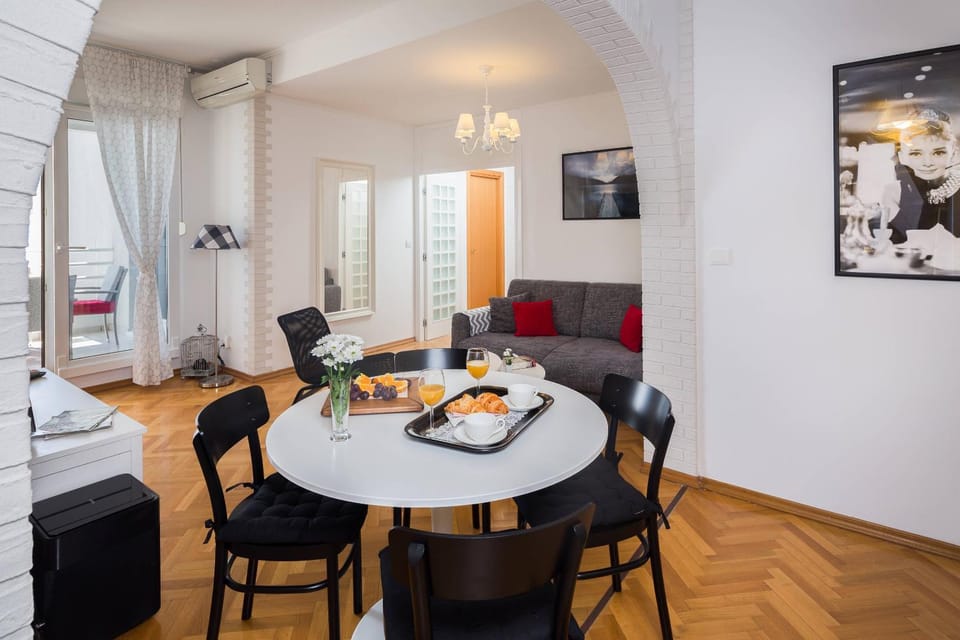 Seating area, Dining area