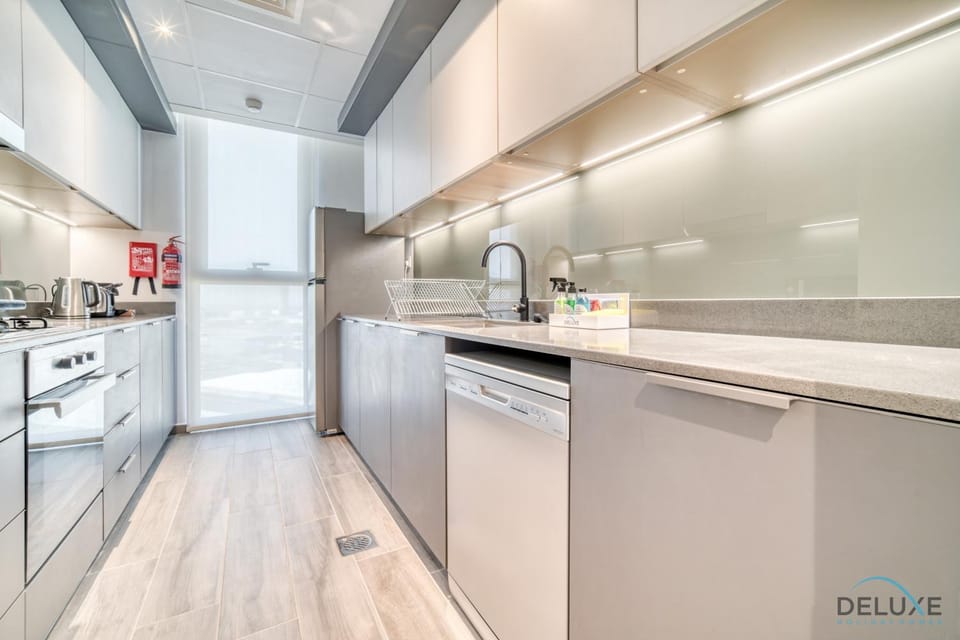 Kitchen or kitchenette, dishwasher, stove