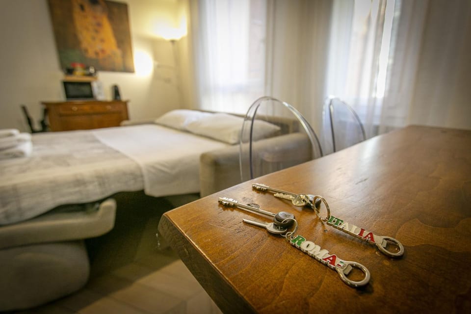 Photo of the whole room, Decorative detail, Decorative detail