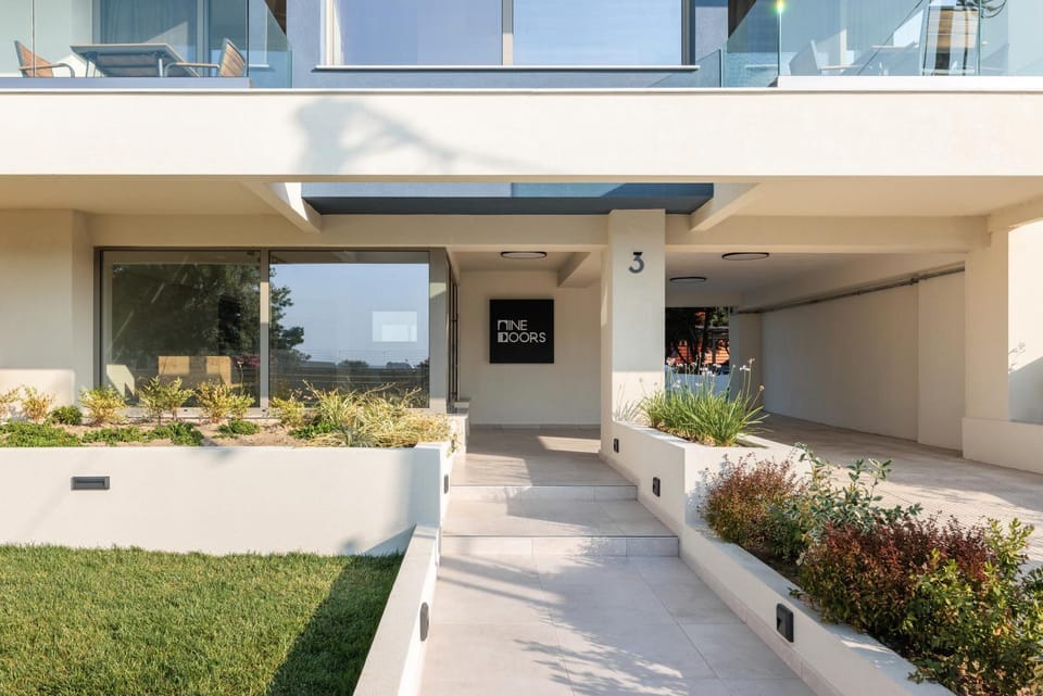 Property building, Facade/entrance, Day, Garden, View (from property/room), Garden view