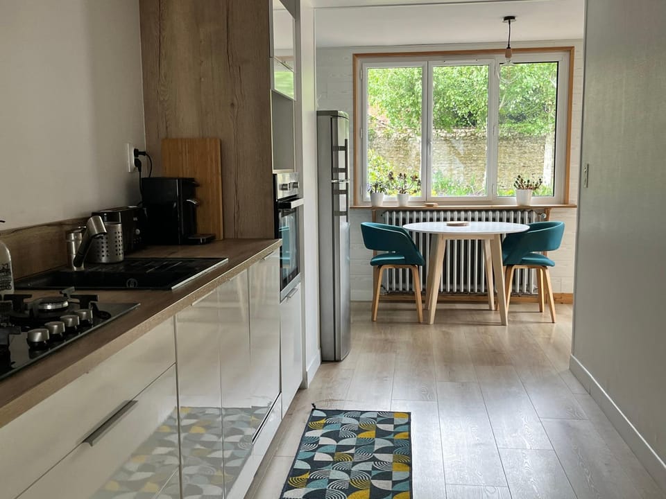 Kitchen or kitchenette, Dining area, stove