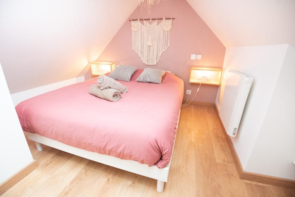 Bed, Photo of the whole room, Bedroom, towels