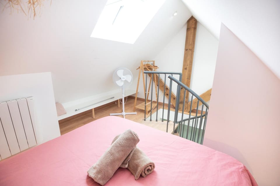 Bed, Photo of the whole room, Bedroom, fireplace, towels