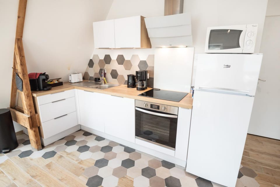 Coffee/tea facilities, Kitchen or kitchenette, dishwasher, oven, stove, toaster