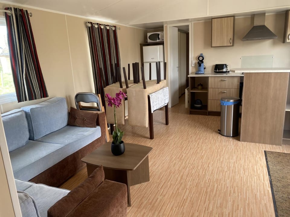 Seating area, Dining area, minibar