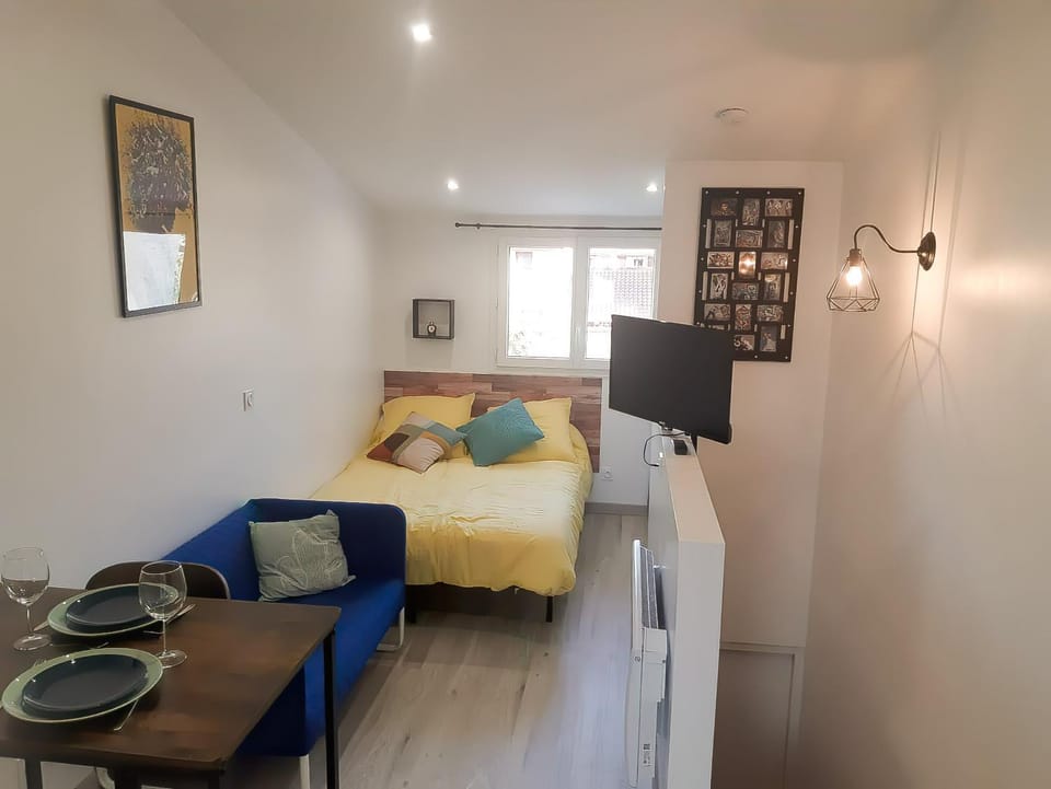Photo of the whole room, Bedroom