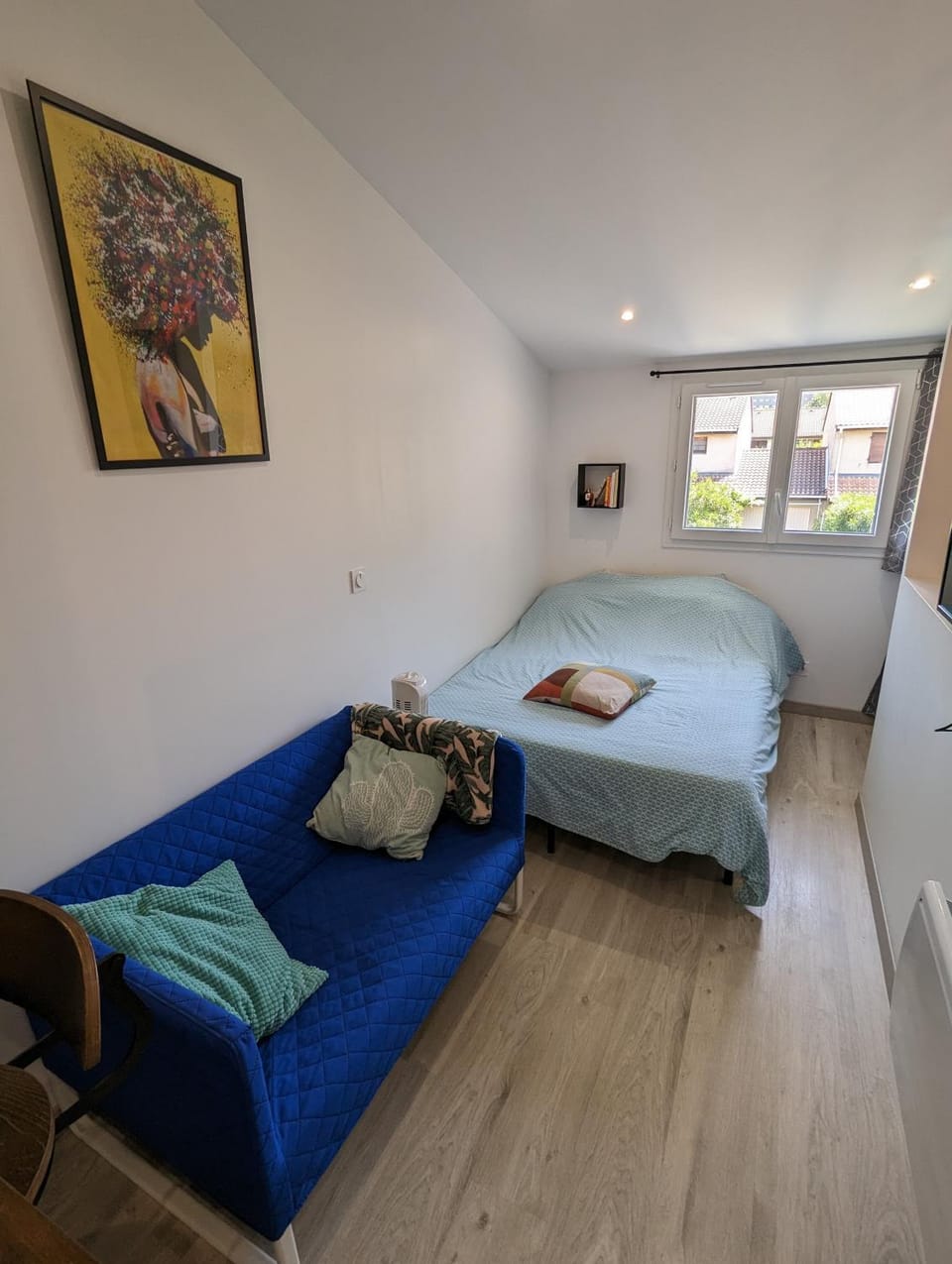 Bed, Living room