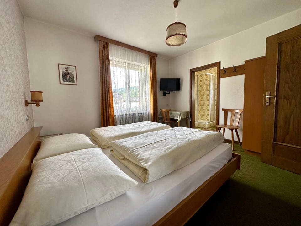 Bed, TV and multimedia, Photo of the whole room, Bedroom, wardrobe