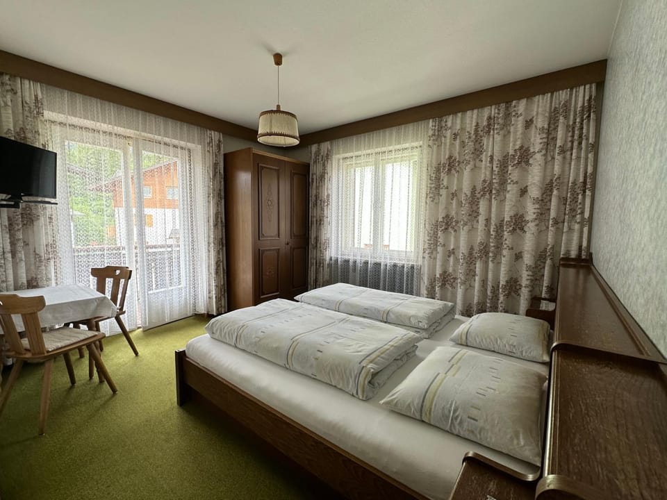 Bed, TV and multimedia, Photo of the whole room, Seating area, Bedroom
