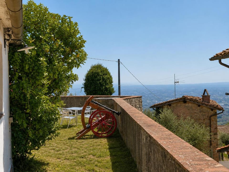 Garden, View (from property/room), City view, furniture