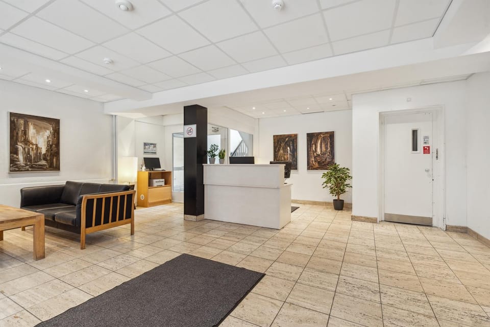 Facade/entrance, elevator