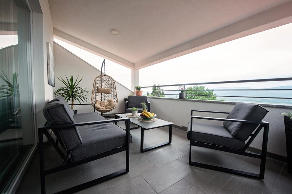 View (from property/room), Balcony/Terrace, City view, Mountain view