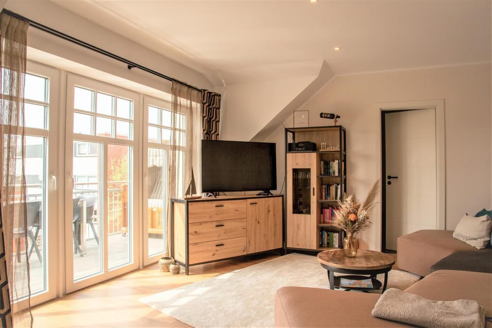 Communal lounge/ TV room, TV and multimedia, Living room, Seating area, Evening entertainment