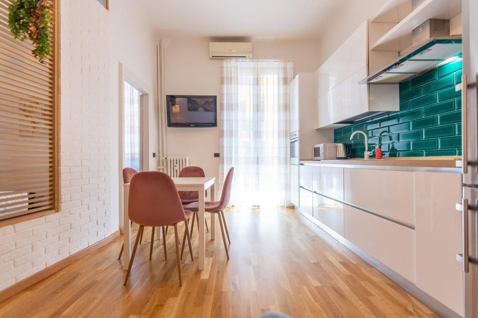 TV and multimedia, Kitchen or kitchenette, Living room, Seating area, Dining area