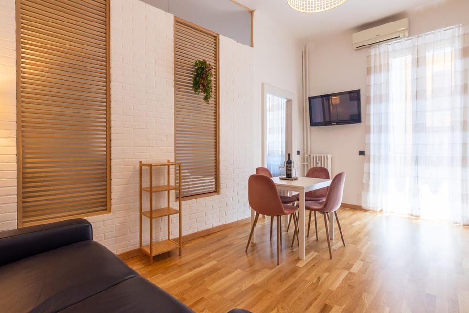 TV and multimedia, Living room, Seating area, Dining area, air conditioner