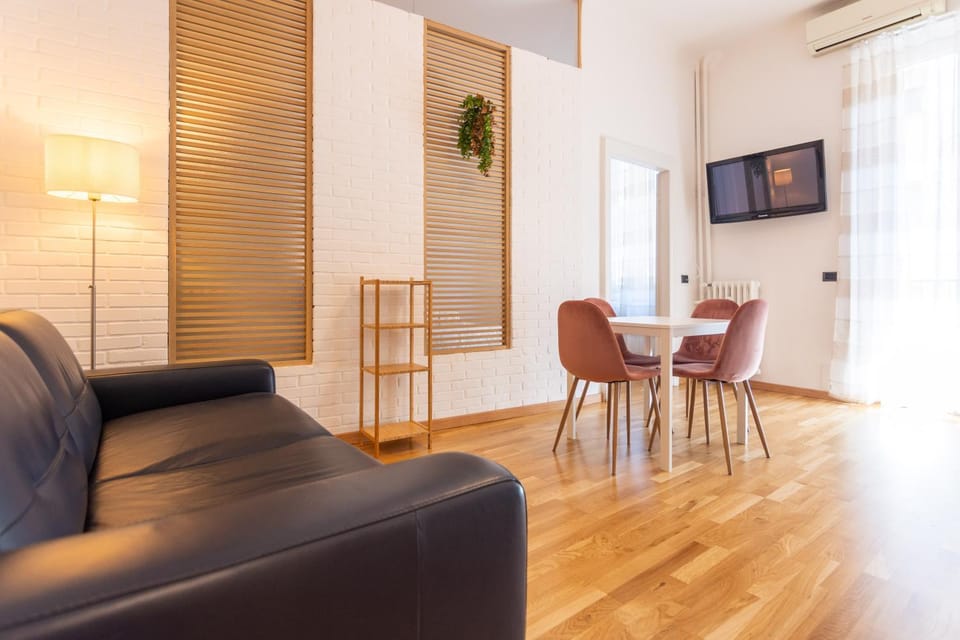 TV and multimedia, Living room, Seating area, Dining area