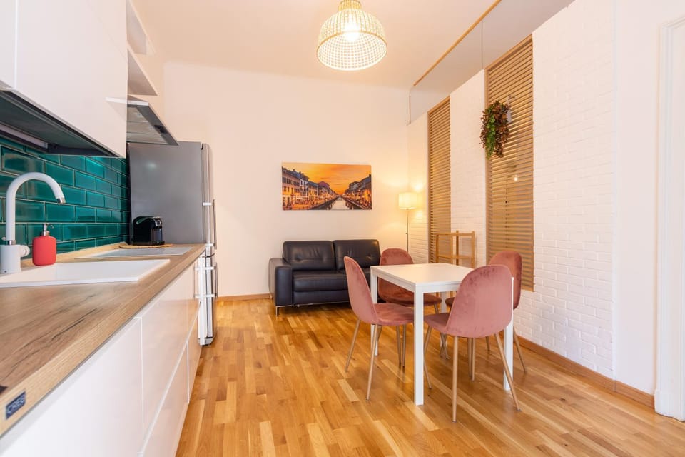 Kitchen or kitchenette, Living room, Seating area, Dining area