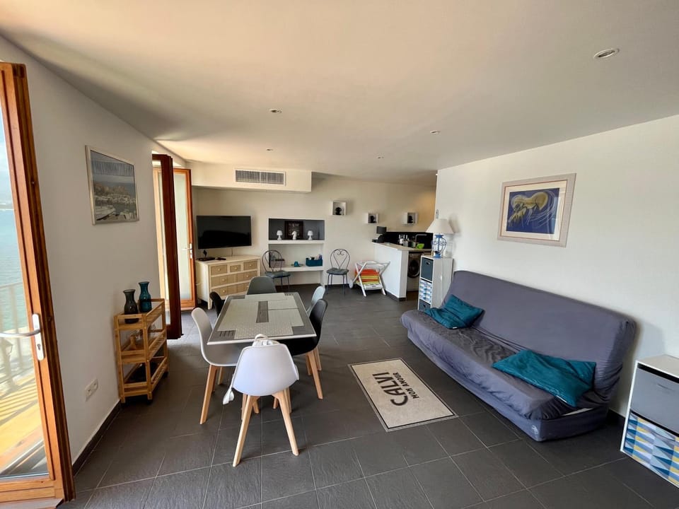 Kitchen or kitchenette, Living room, Seating area, Dining area, minibar, pet friendly
