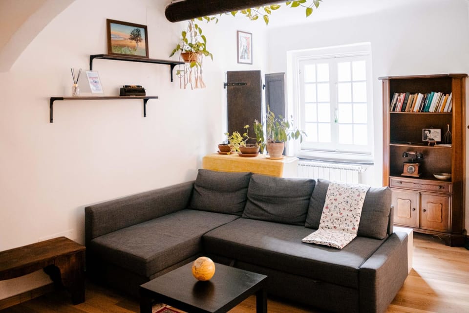 Communal lounge/ TV room, Library, Living room, Seating area, Floor plan, Pets, Pets, Pets, Lunch, Lunch, Sunrise, older children, older children, Family, Family, Family, Quiet street view, oven, towels, towels, laundry, laundry, acessibility
