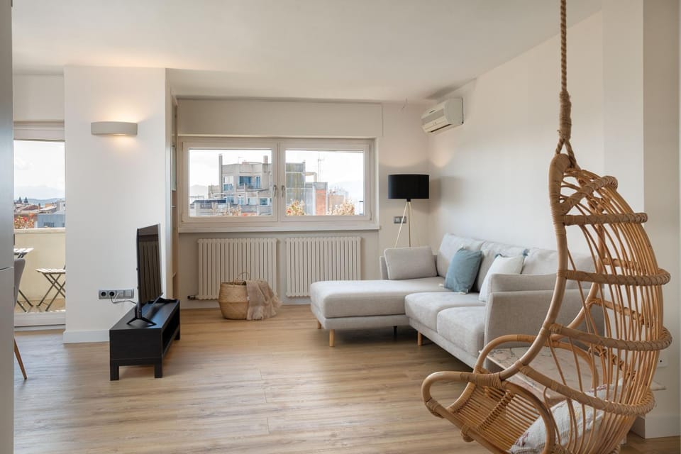 TV and multimedia, Living room, Seating area, air conditioner