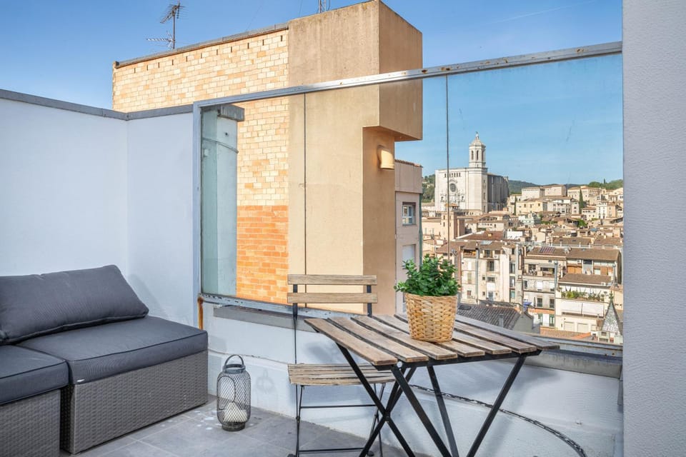 Property building, View (from property/room), Balcony/Terrace, Living room, Dining area, City view