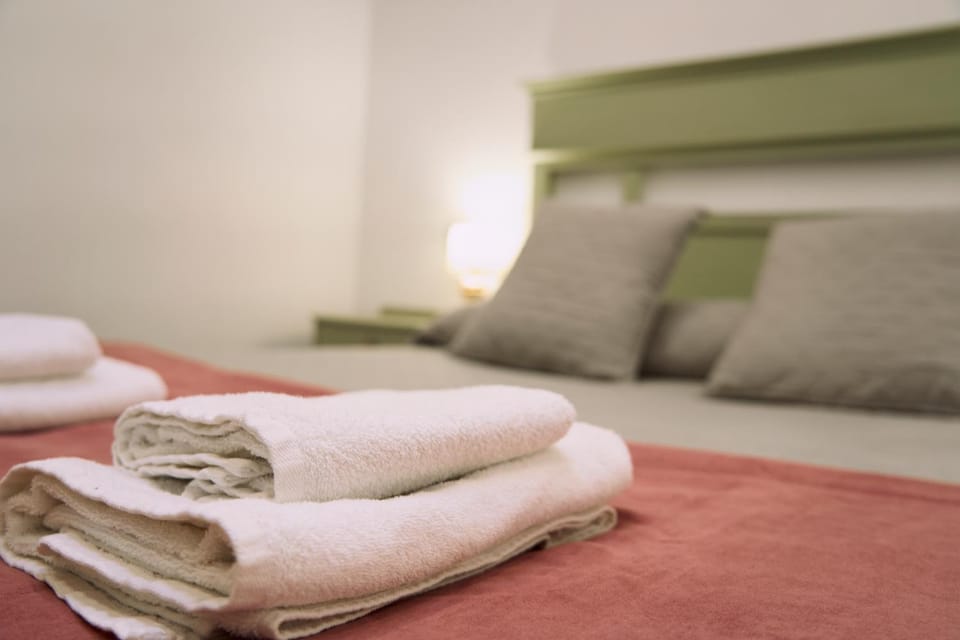 Bed, Decorative detail, towels