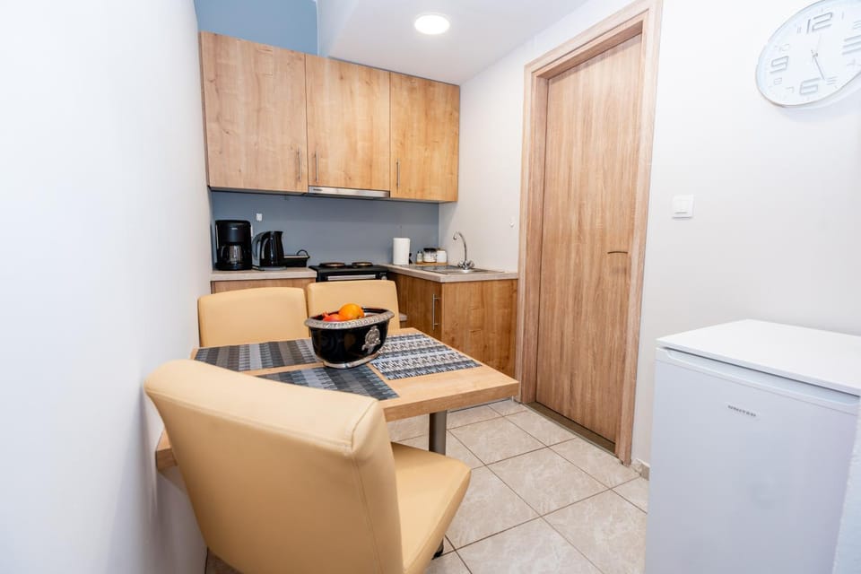 Coffee/tea facilities, Kitchen or kitchenette, Dining area, oven