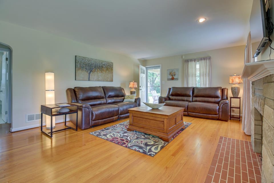 Home with Hot Tub and Deck about 3 Mi to Ark Encounter! House in Williamstown