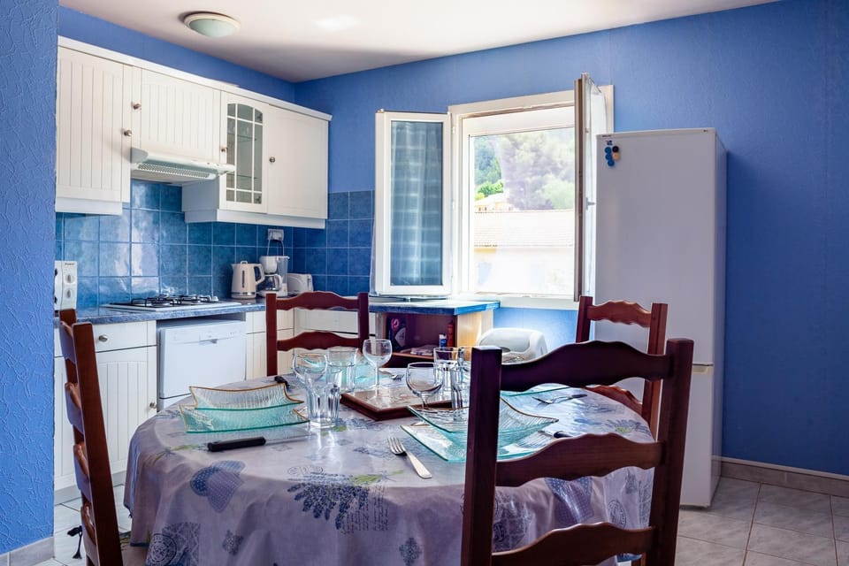 Property building, Kitchen or kitchenette, Living room