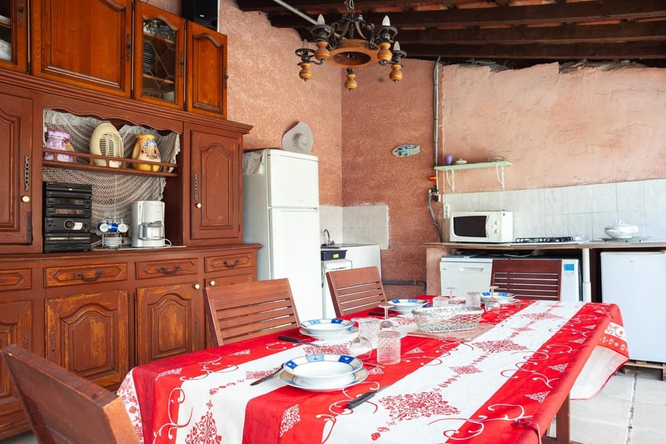 Property building, Kitchen or kitchenette, Living room