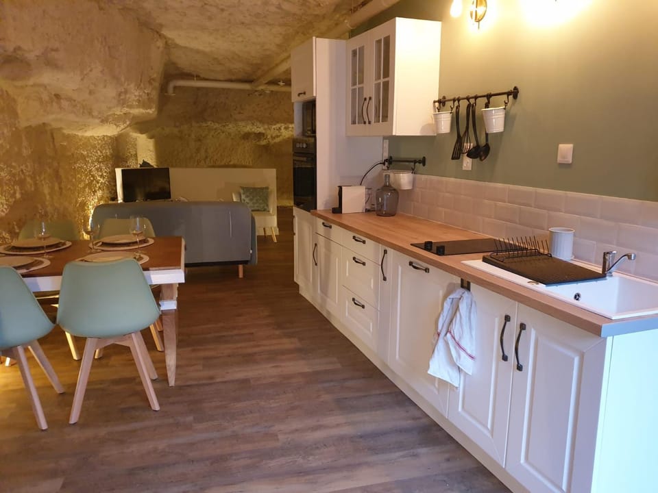 Kitchen or kitchenette, Dining area, dishwasher, oven, pet friendly, stove