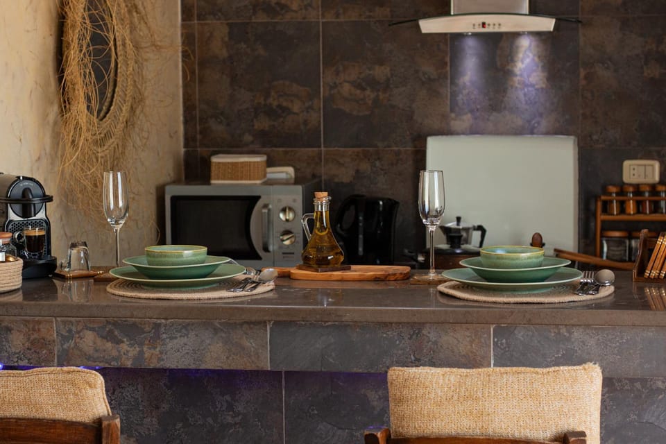 Coffee/tea facilities, Kitchen or kitchenette, Dining area