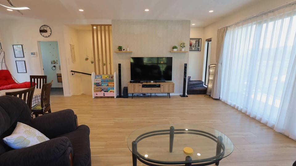 Communal lounge/ TV room, TV and multimedia, Living room, Seating area, Evening entertainment