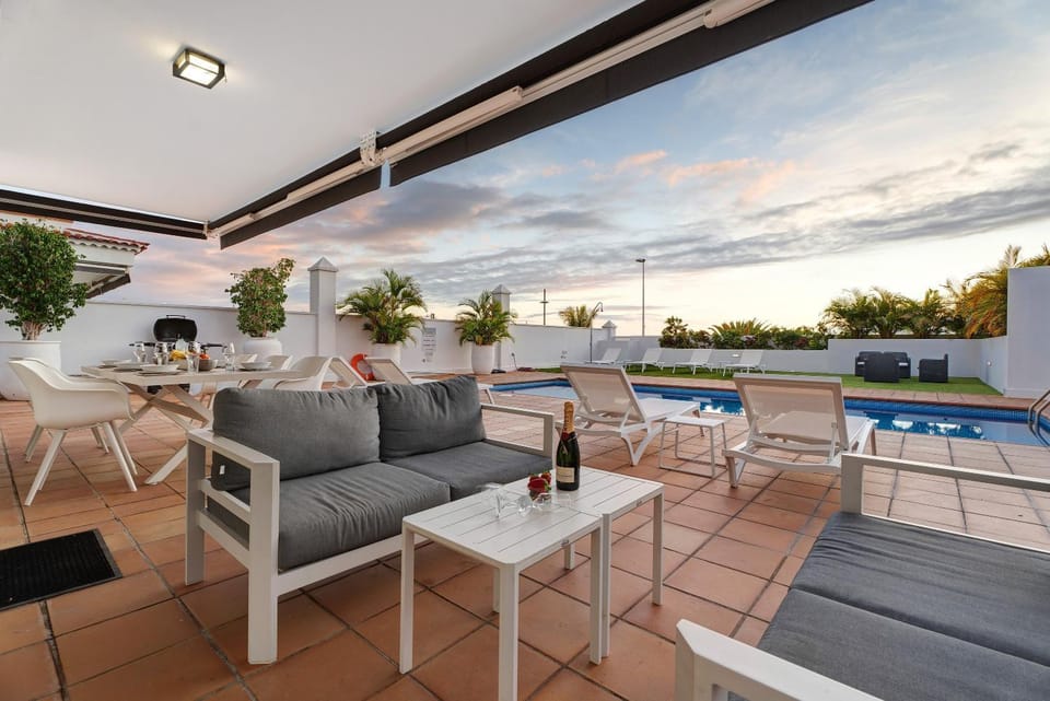 Property building, Balcony/Terrace, Living room