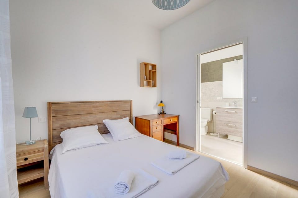 Bed, Bedroom, towels