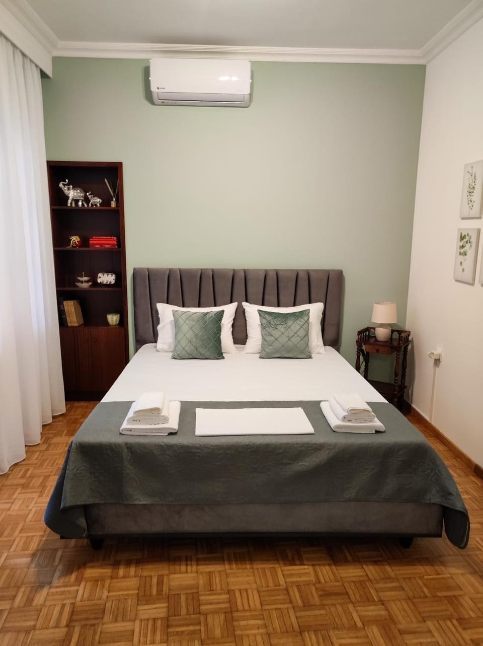 Bed, towels, air conditioner