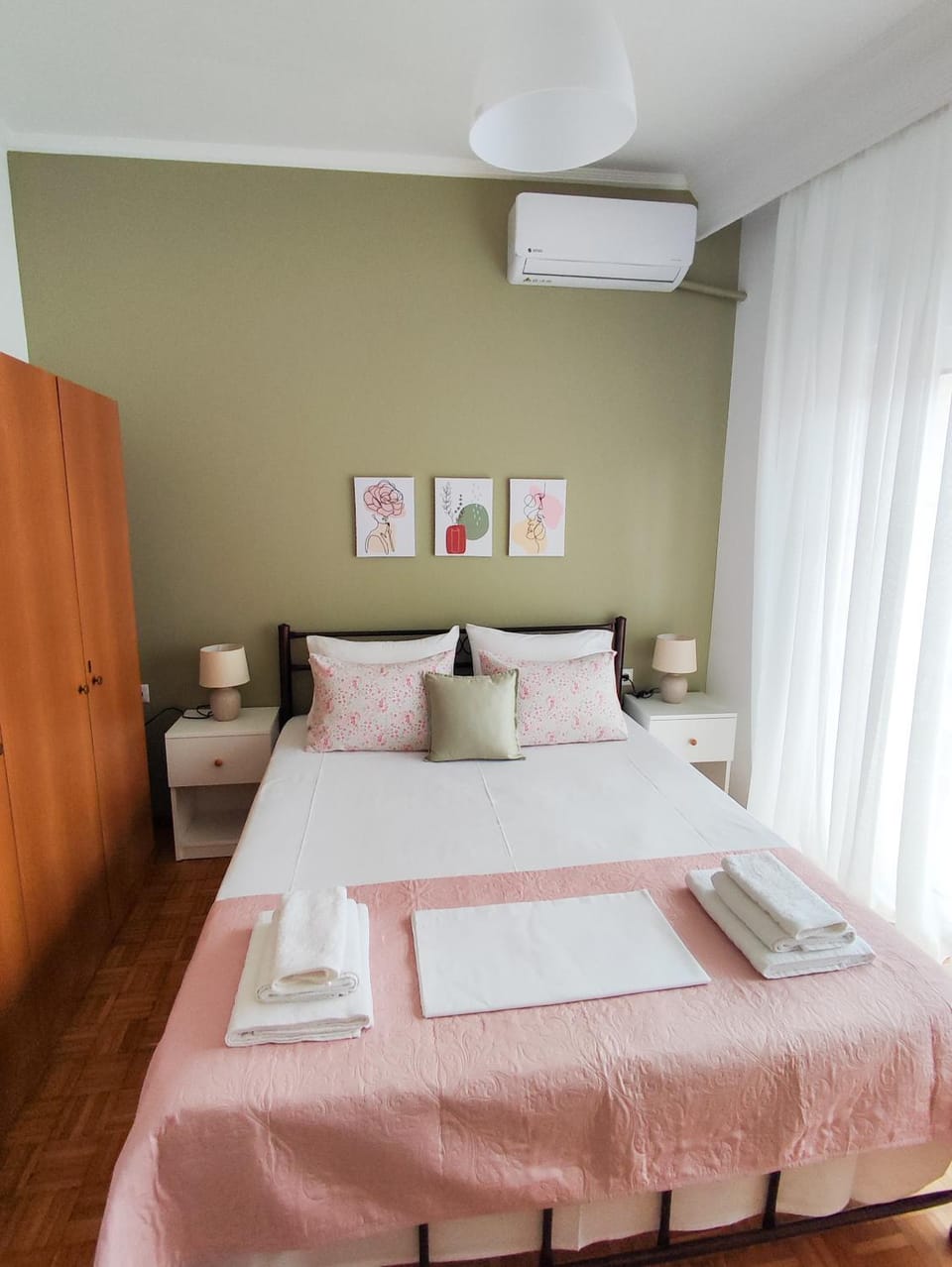 Bed, Photo of the whole room, Bedroom, air conditioner
