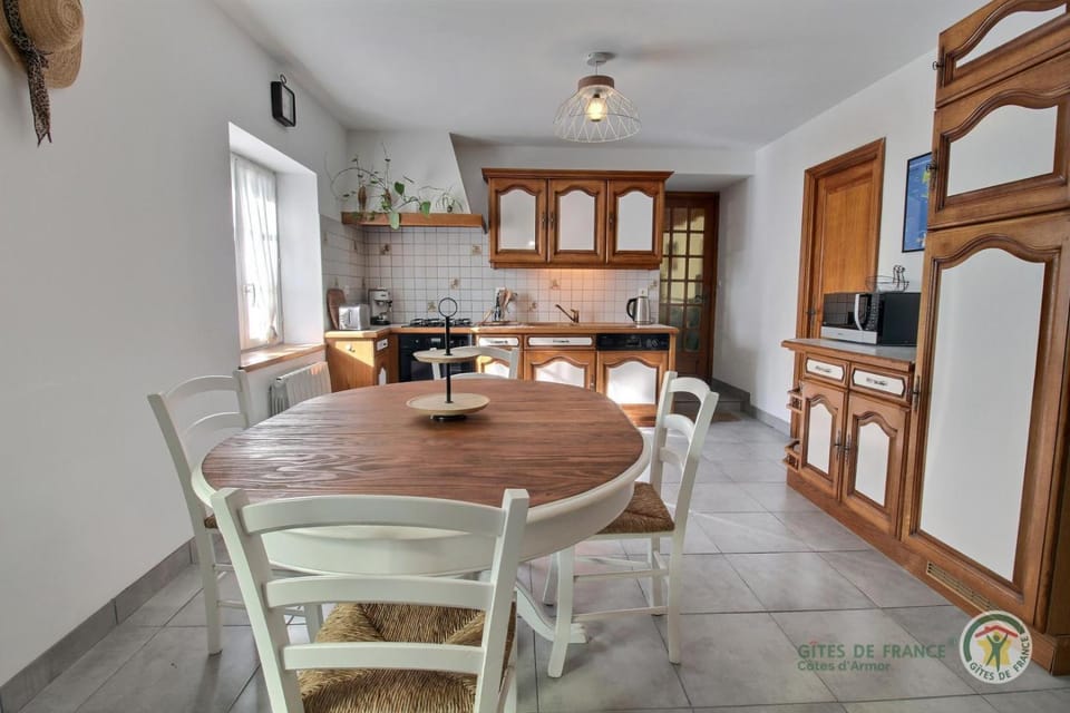 La fermette de la vallée House in Finistere