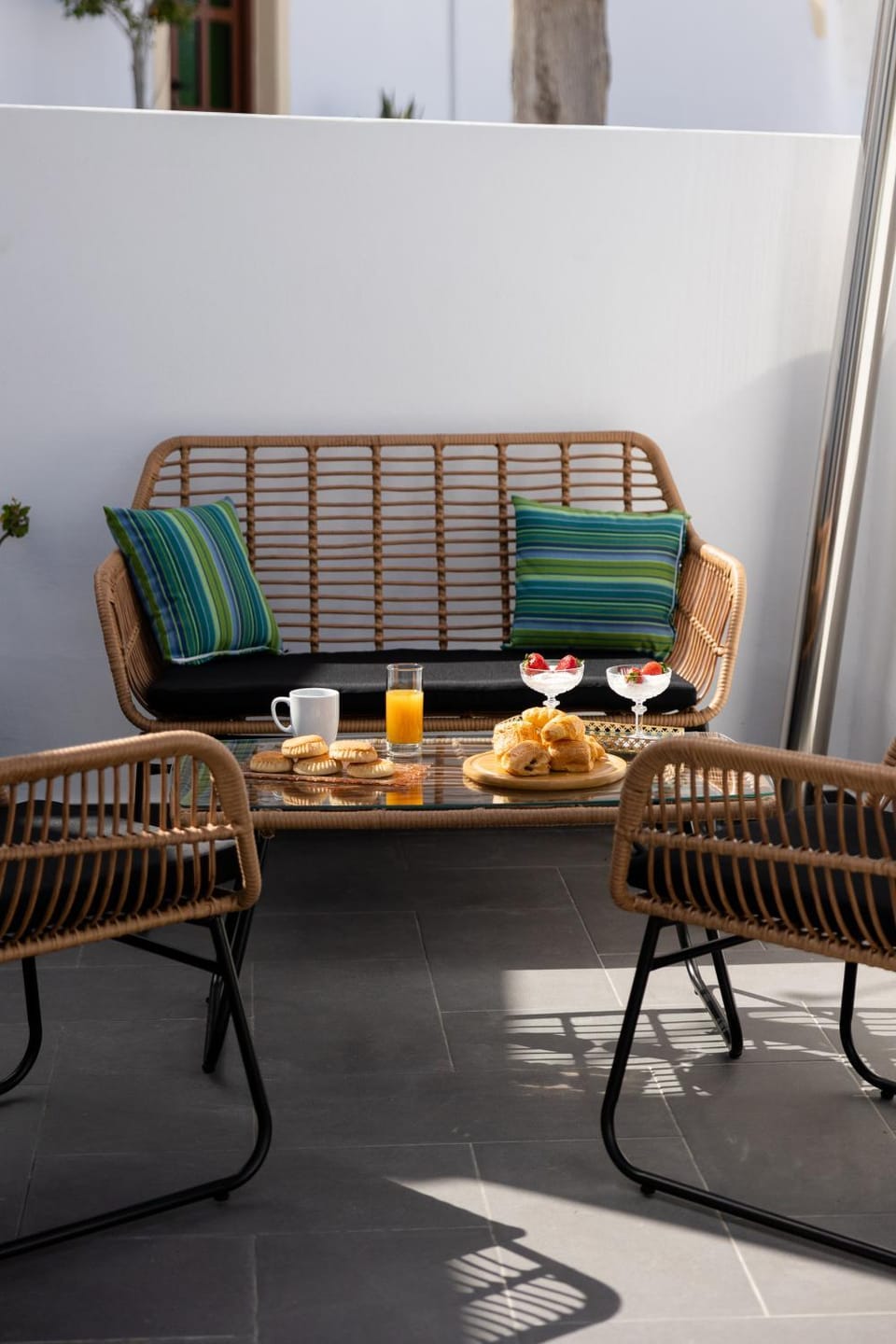 Food and drinks, Seating area, Dining area, Food