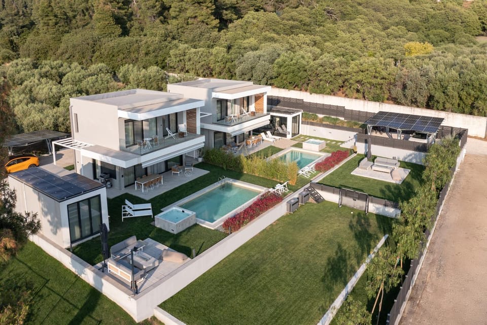 Property building, Day, Neighbourhood, Natural landscape, Garden, Garden view, Pool view, Swimming pool, Parking