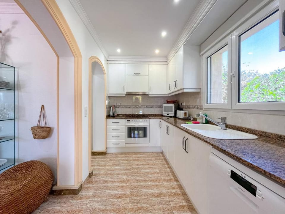 Kitchen or kitchenette, dishwasher, stove