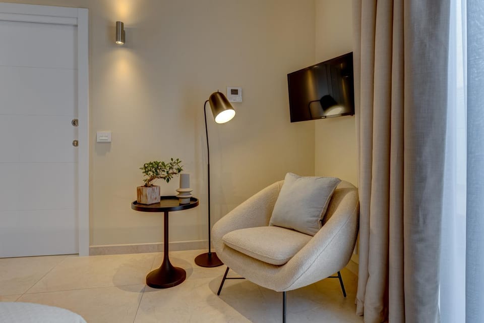 TV and multimedia, Photo of the whole room, Decorative detail, Bedroom