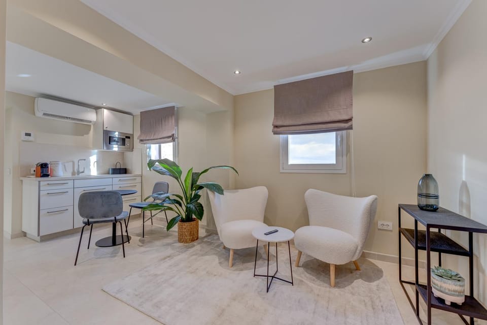 Kitchen or kitchenette, Living room, Seating area, Dining area