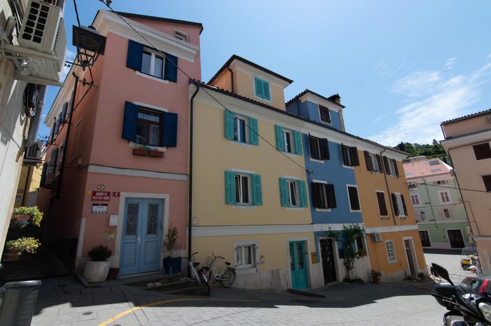 Property building, Day, Neighbourhood, Street view, Location