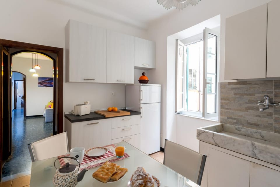 Kitchen or kitchenette, Dining area, pet friendly, stove