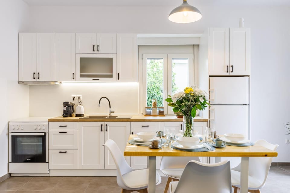Coffee/tea facilities, Kitchen or kitchenette, Dining area, pet friendly, stove