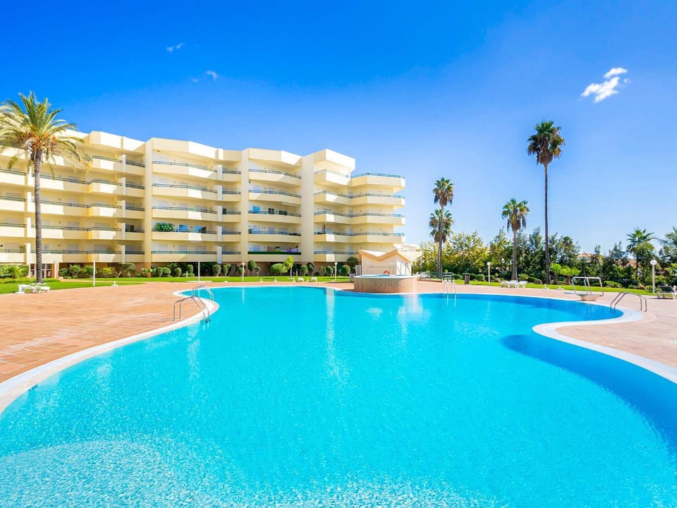 Property building, Day, Pool view, Swimming pool, Swimming pool, sunbed